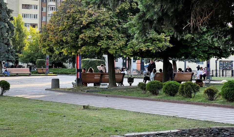Пусті пляшки від алкоголю та енергетиків – центральний майдан в Коростені після вечірніх гулянок