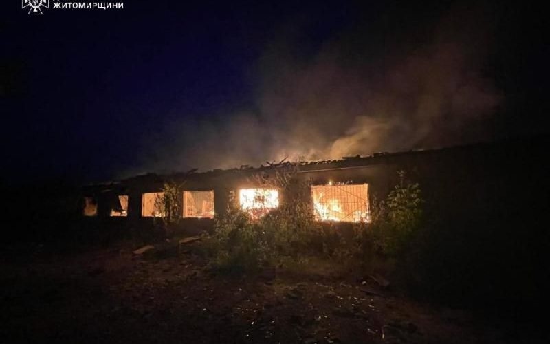 Під час ворожої атаки на Житомирщині постраждали дві багатоповерхівки та столярний цех