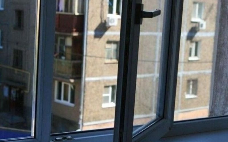 На Грушевського в Коростені 54-річний чоловік випав з балкона квартири