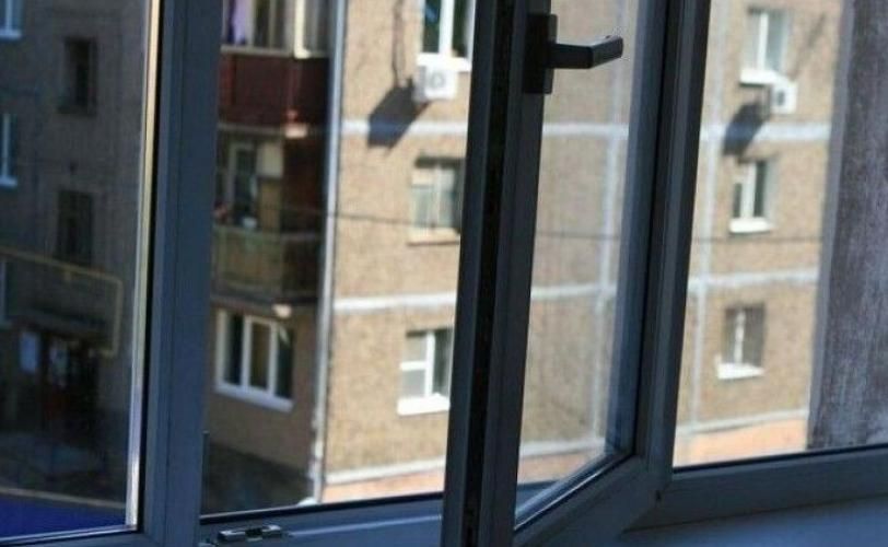 На Грушевського в Коростені 54-річний чоловік випав з балкона квартири