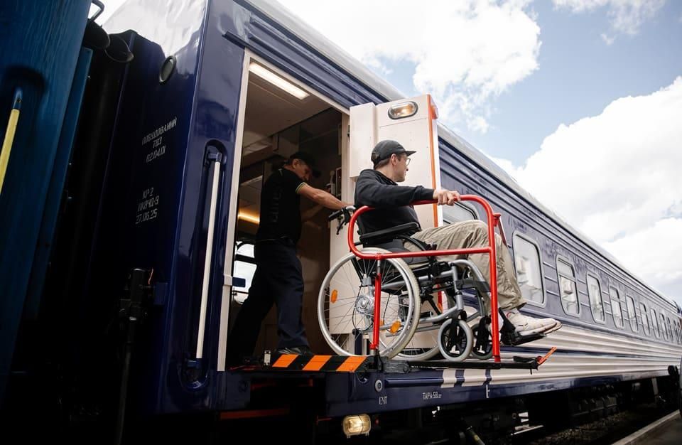 Перший безбар’єрний вагон для пасажирів на кріслах колісних – в “Укрзалізниці” зробили презентацію