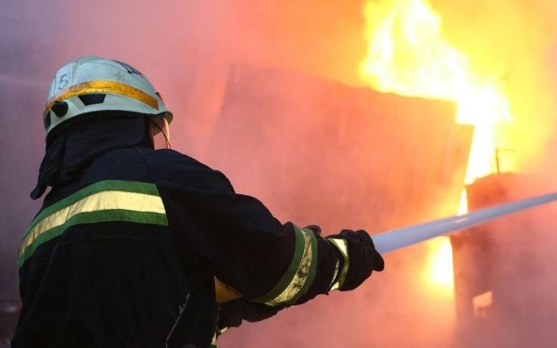 У Коростені палав гараж: рятувальники не допустили поширення вогню на інші будівлі
