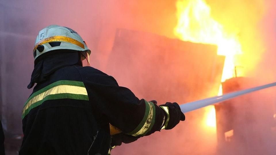 У Коростені палав гараж: рятувальники не допустили поширення вогню на інші будівлі