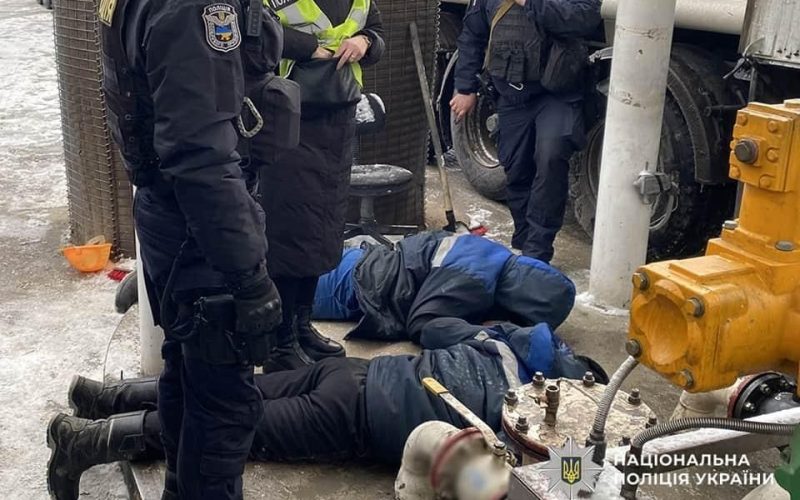 На Житомирщині працівники одного підприємства вкрали з трубопроводу понад 15 тонн пального, яке потім продавали