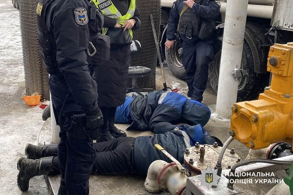 На Житомирщині працівники одного підприємства вкрали з трубопроводу понад 15 тонн пального, яке потім продавали