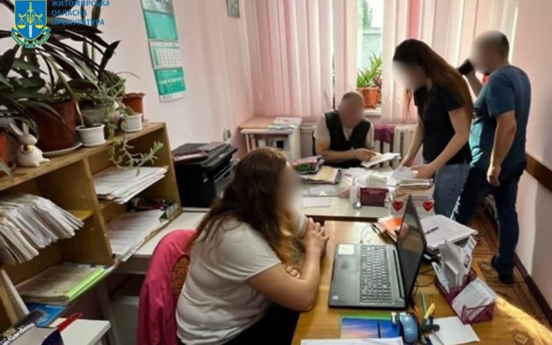 На Житомирщині лікарка зі спільницею “видавали” військовозобов’язаним інвалідність за хабарі: правоохоронці повідомили про підозру