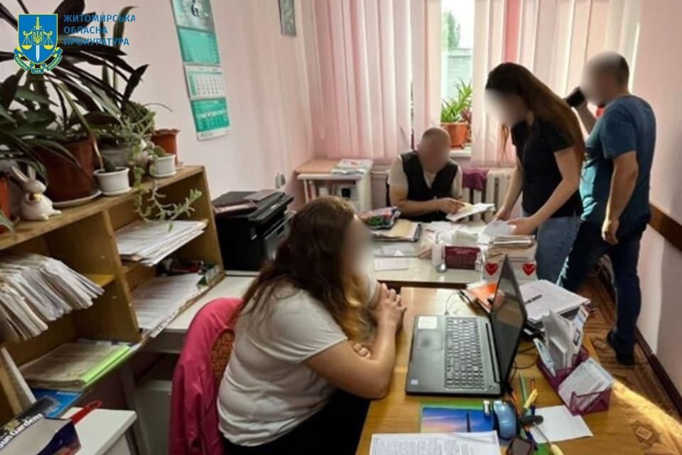 На Житомирщині лікарка зі спільницею “видавали” військовозобов’язаним інвалідність за хабарі: правоохоронці повідомили про підозру