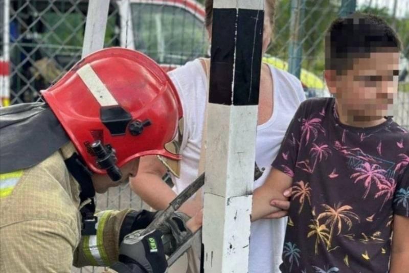 Просунув палець в отвір та не зміг витягнути – коростенські рятувальники подопомогли підлітку