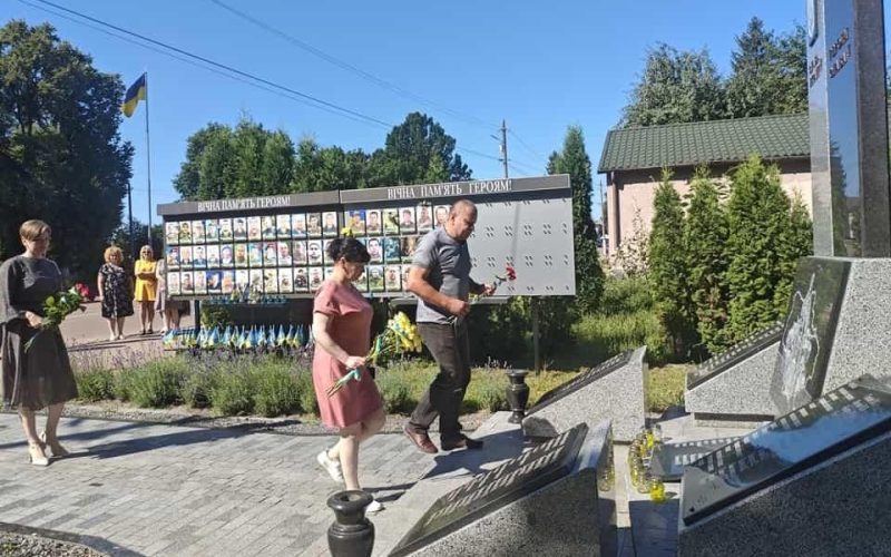 У День Української Державності у Лугинській громаді відбулося покладання квітів