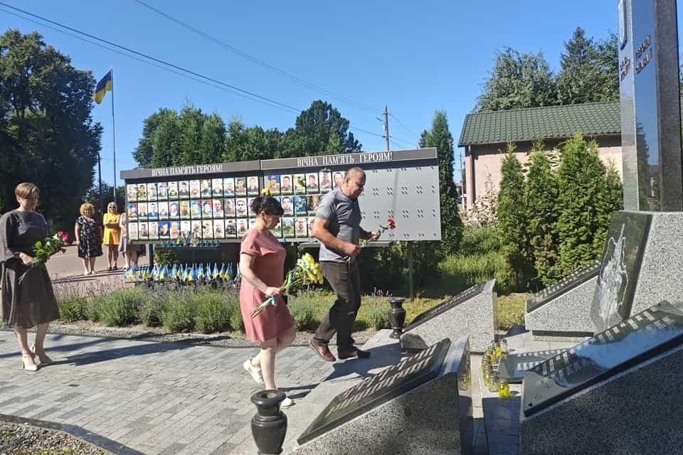 У День Української Державності у Лугинській громаді відбулося покладання квітів