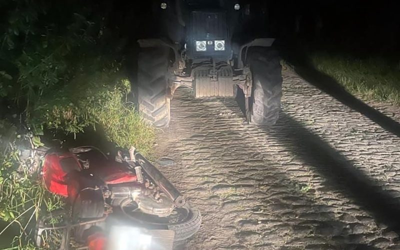 У селі на Житомирщині зіштовхнулися мотоцикл та трактор: травмувався 14-річний водій двоколісника
