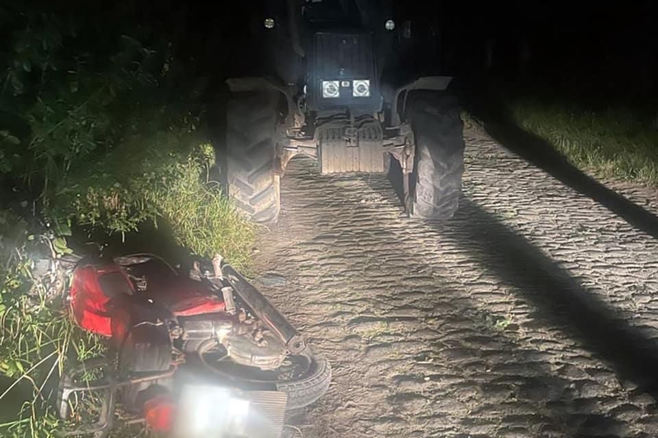У селі на Житомирщині зіштовхнулися мотоцикл та трактор: травмувався 14-річний водій двоколісника