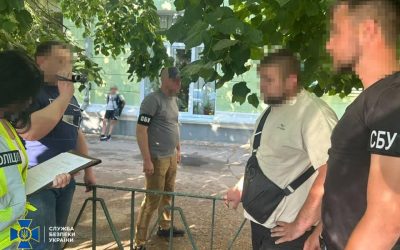 Посадовця відділу освіти Коростенської міськради затримали на хабарі: обіцяв працевлаштувати і “зробити” бронь