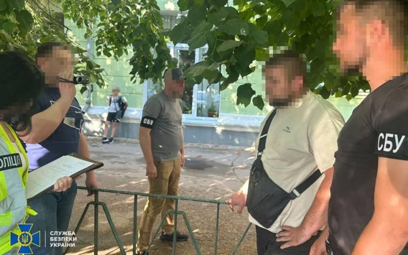 Посадовця відділу освіти Коростенської міськради затримали на хабарі: обіцяв працевлаштувати і “зробити” бронь