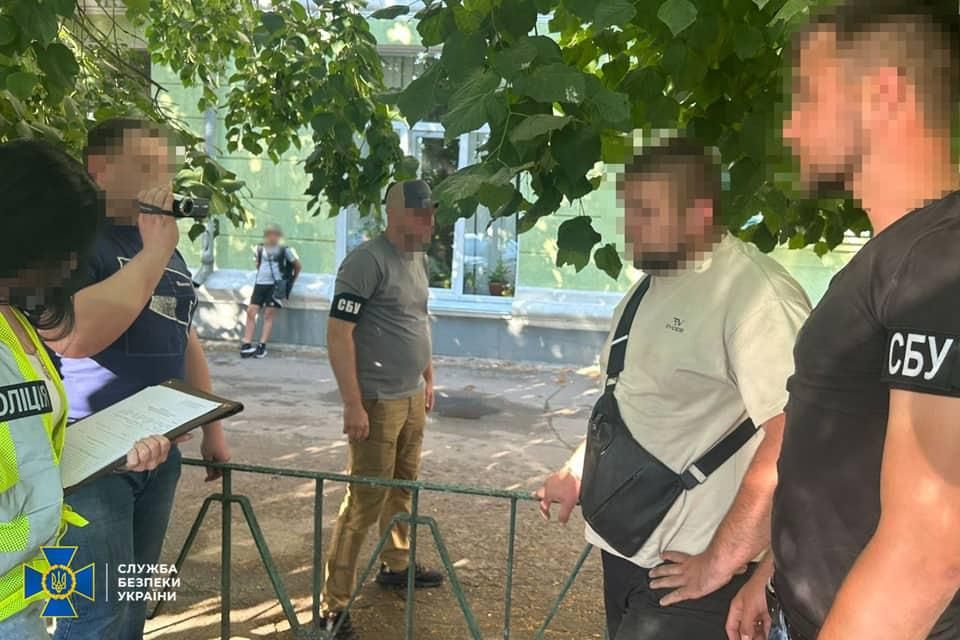 Посадовця відділу освіти Коростенської міськради затримали на хабарі: обіцяв працевлаштувати і “зробити” бронь