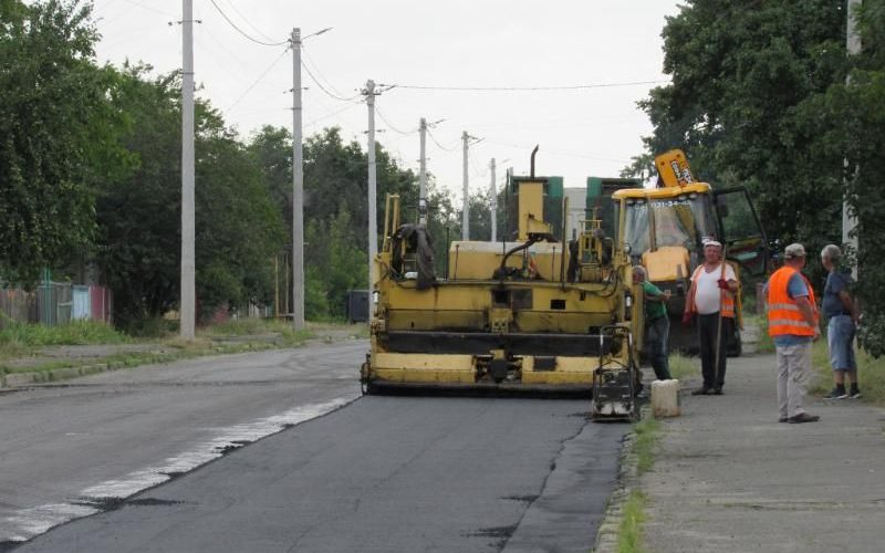 На вулицях Малина ремонтують дорожнє покриття