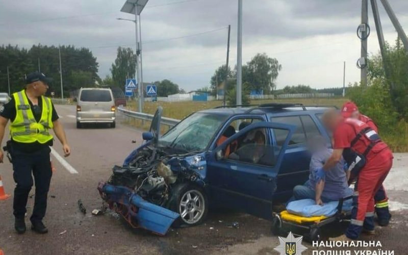 На Житомирщині вантажівка зіштовхнулася з Volkswagen: постраждали троє