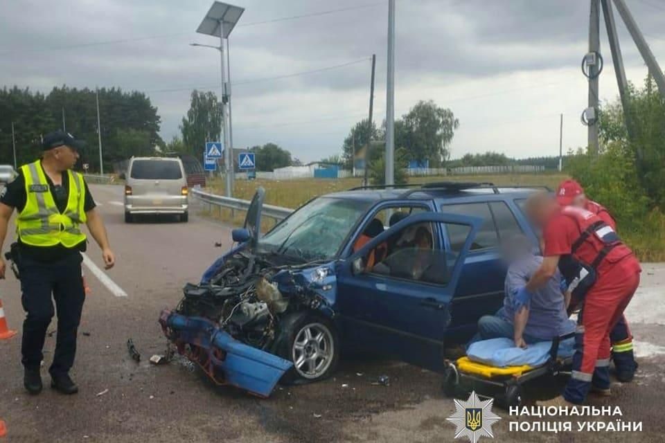 На Житомирщині вантажівка зіштовхнулася з Volkswagen: постраждали троє