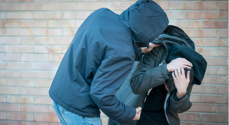 На Житомирщині двоє підлітків побили 8-річного хлопця: батько потерпілого відмовився писати заяву до поліції