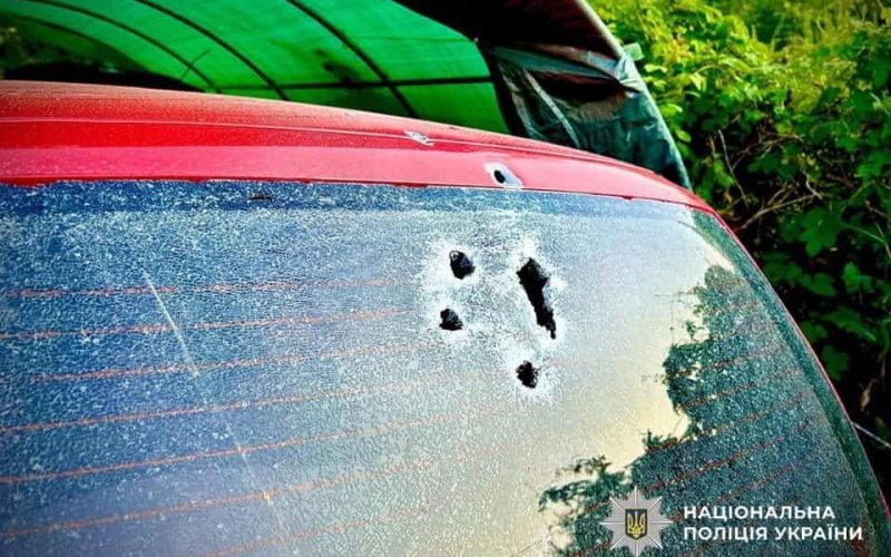 На Житомирщині поконфліктували сусіди: один прострелив іншому плече, автомобіль та стіну будинку