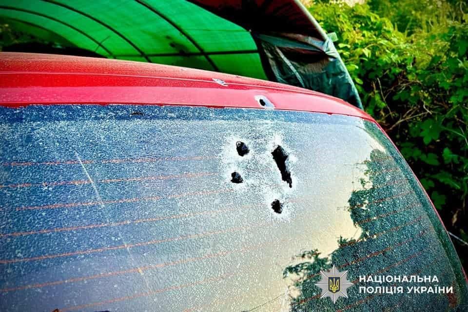 На Житомирщині поконфліктували сусіди: один прострелив іншому плече, автомобіль та стіну будинку