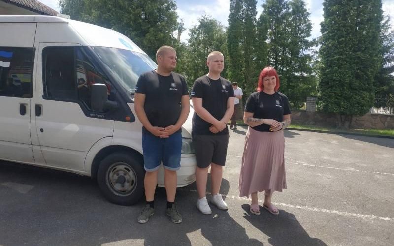 Родина естонців подарувала чоповицьким пожежникам мікроавтобус