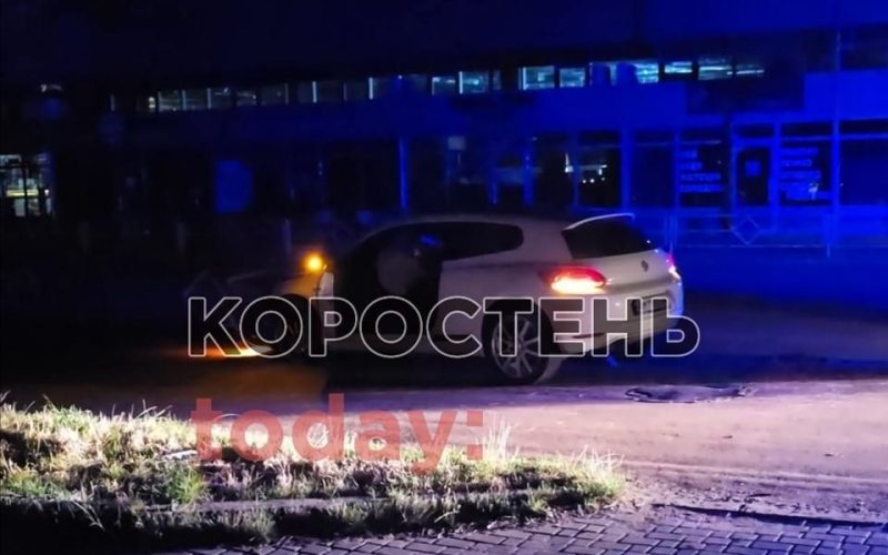Вночі на Героїв Чорнобиля в Коростені водій на Volkswagen втікав від поліції та зніс парканну секцію