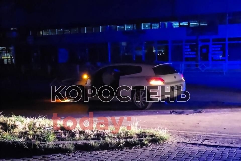 Вночі на Героїв Чорнобиля в Коростені водій на Volkswagen втікав від поліції та зніс парканну секцію