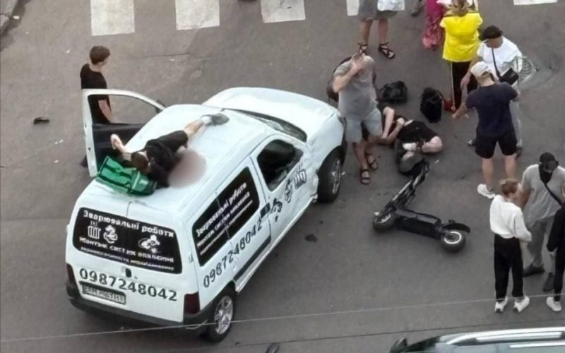У місті Житомирської області Peugeot зіштовхнувся з електросамокатом: постраждали троє осіб