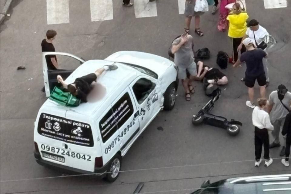 У місті Житомирської області Peugeot зіштовхнувся з електросамокатом: постраждали троє осіб