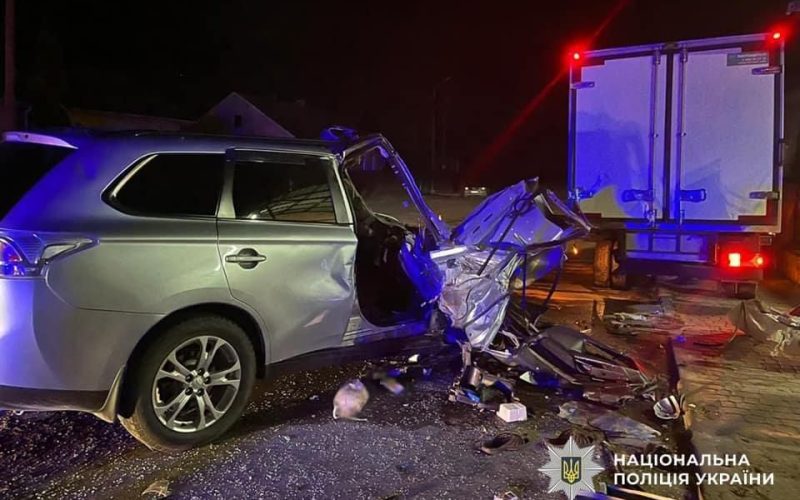 В Олевську Mitsubishi врізався в припарковану вантажівку: пасажир кросовера помер у лікарні