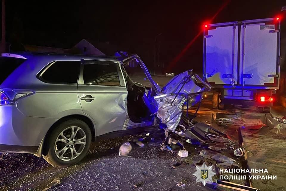 В Олевську Mitsubishi врізався в припарковану вантажівку: пасажир кросовера помер у лікарні