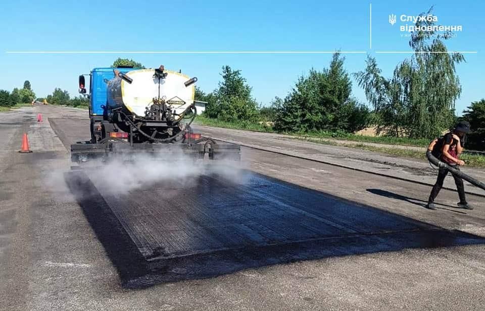 Дорожники ремонтують асфальтне покриття на трасі Малин-Кочерів