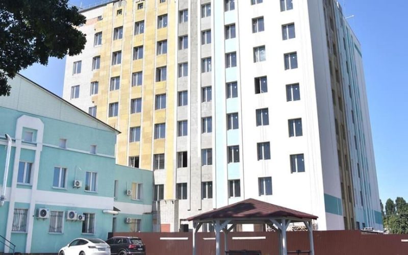 У Коростені завершують будівництво 8-поверхового довгобуду на території лікарні