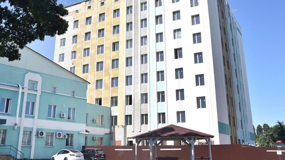 У Коростені завершують будівництво 8-поверхового довгобуду на території лікарні