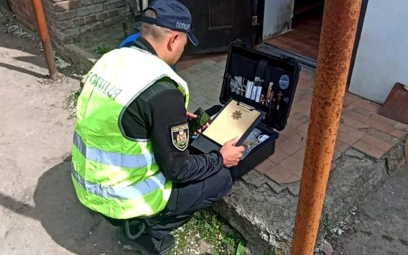 На Житомирщині суд продовжив тримання під вартою для чоловіка, який в будинку сусіда до смерті забив жінку, що лежала в ліжку