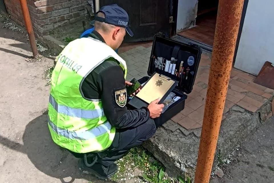 На Житомирщині суд продовжив тримання під вартою для чоловіка, який в будинку сусіда до смерті забив жінку, що лежала в ліжку