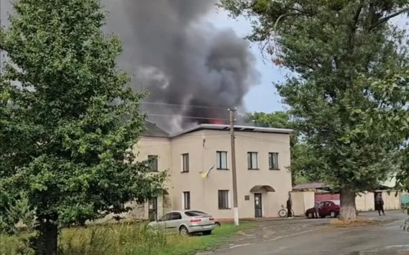 У Малині через влучання блискавки сталася пожежа