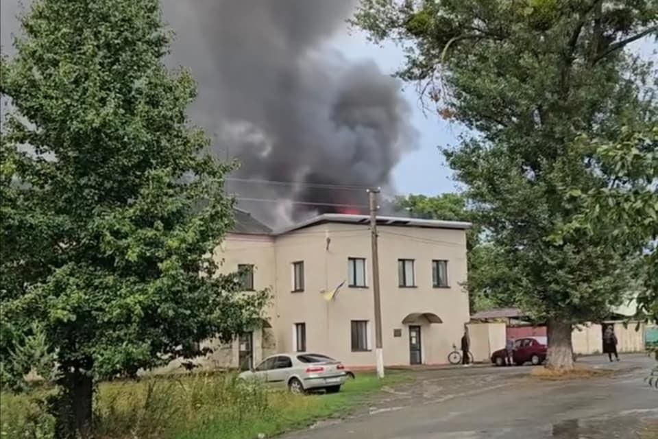 У Малині через влучання блискавки сталася пожежа