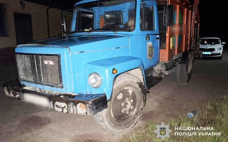 На Житомирщині 18-річний молодик викрав сміттєвоз, аби покататися