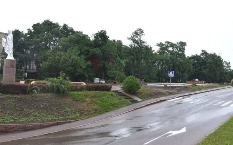 Навпроти міського Палацу культури в Коростені почали будувати “Алею слави”