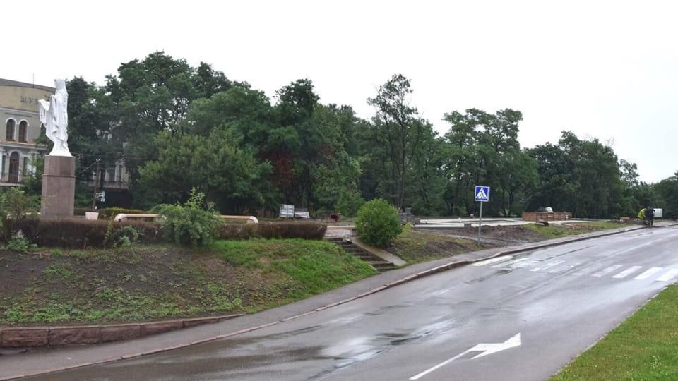 Навпроти міського Палацу культури в Коростені почали будувати “Алею слави”