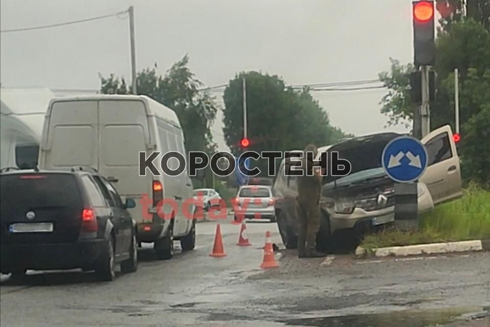Поблизу Коростеня Renault зіштовхнувся з Iveco