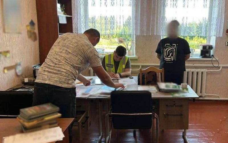 Подробиці та продовження злочинної схеми в Коростенській міськраді: викрили керівництво гімназії на бронюванні призовників
