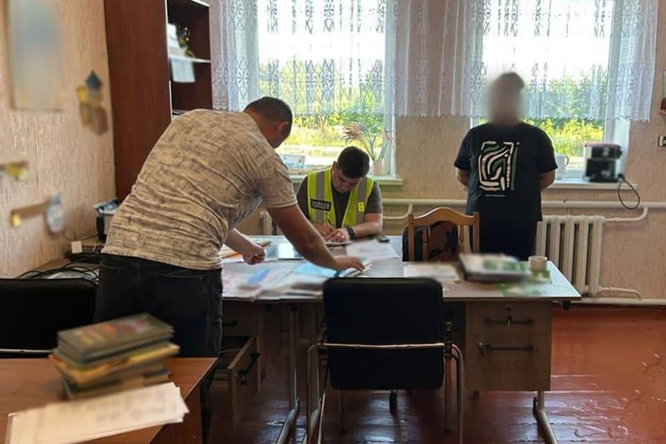 Подробиці та продовження злочинної схеми в Коростенській міськраді: викрили керівництво гімназії на бронюванні призовників