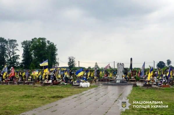 На Житомирщині викрили жінку, яка обікрала щонайменше 8 могил загиблих Захисників: крадене продавала
