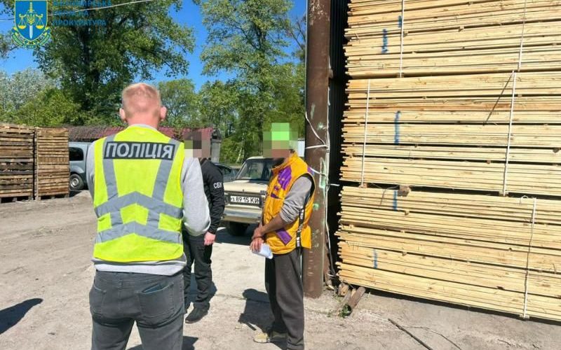 Посадовцю з Коростенщини, спільно з двома іншими, оголосили підозри: незаконна порубка та контрабанда деревини