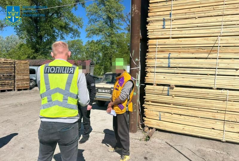 Посадовцю з Коростенщини, спільно з двома іншими, оголосили підозри: незаконна порубка та контрабанда деревини