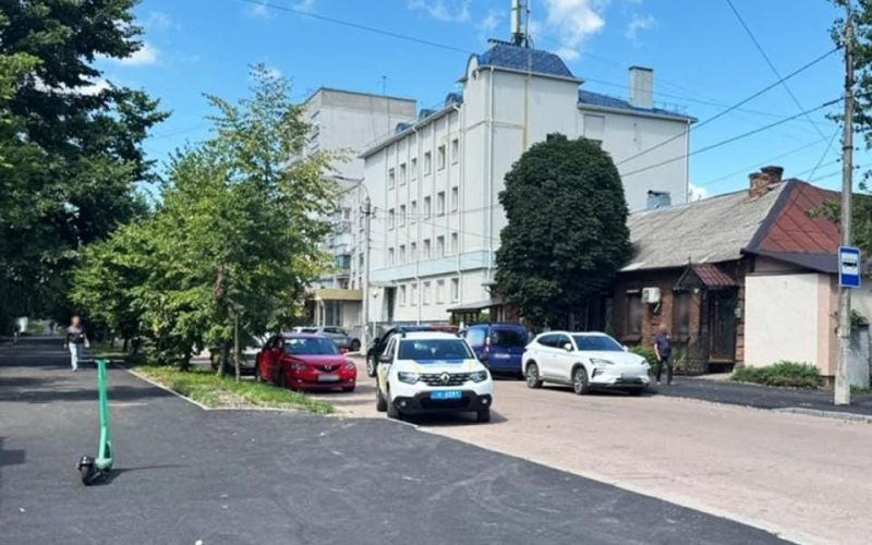 У місті Житомирської області підліток наїхав електросамокатом на 7-річну дівчинку: потерпіла госпіталізована