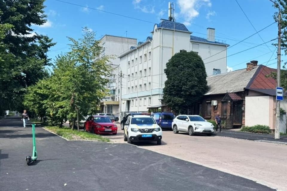 У місті Житомирської області підліток наїхав електросамокатом на 7-річну дівчинку: потерпіла госпіталізована
